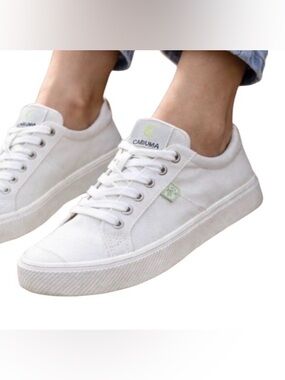 Cariuma OCA Low Top White Canvas Sneakers Tennis Shoes Size 8 Vegan Insole